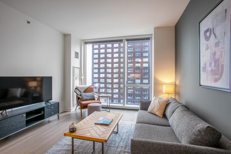 Sala de estar elegantemente projetada com móveis modernos em um apartamento no 500 Lake Shore em Streeterville, Chicago