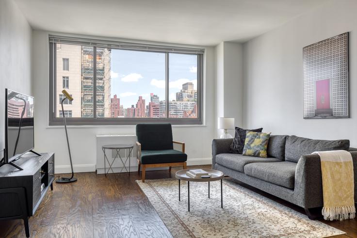 Salle de séjour élégante avec mobilier moderne dans un appartement à Wimbledon à Manhattan, New York Salle de séjour élégante avec mobilier moderne dans un appartement à Wimbledon à Manhattan, New York