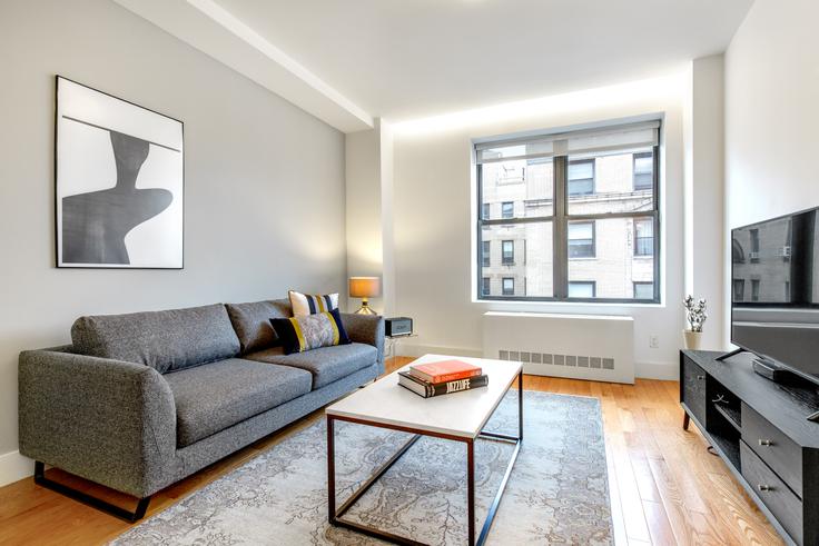 Salle de séjour élégante avec mobilier moderne dans un appartement à The Greystone à Manhattan, New York