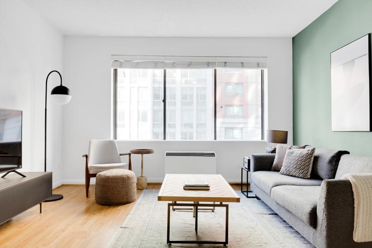 Elegant gestaltetes Wohnzimmer mit moderner Einrichtung in einer Wohnung im The Chelsea in Manhattan, New York Elegant gestaltetes Wohnzimmer mit moderner Einrichtung in einer Wohnung im The Chelsea in Manhattan, New York