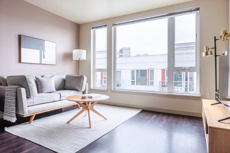 Salle de séjour élégante avec mobilier moderne dans un appartement à Infinity à Seattle, Seattle