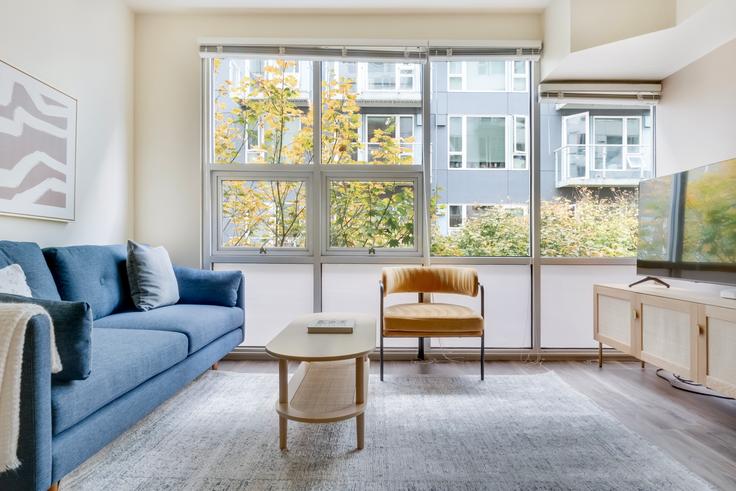 Salle de séjour élégante avec mobilier moderne dans un appartement à Infinity à Seattle, Seattle