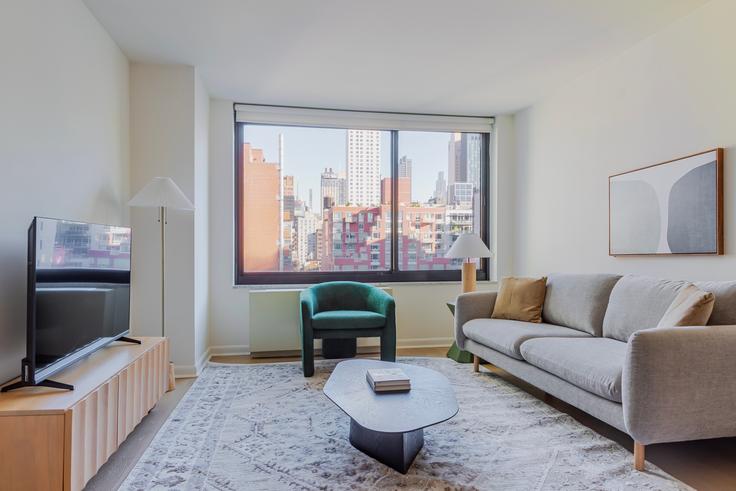 Manhattan, New York 소재 The Westminster 유닛에 마련된, 현대적인 가구로 꾸며진 우아한 디자인의 거실