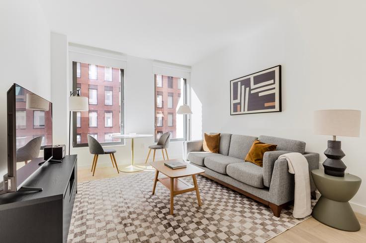 Elegante sala de estar con mobiliario moderno en un apartamento en Ruby Chelsea en Manhattan, New York Elegante sala de estar con mobiliario moderno en un apartamento en Ruby Chelsea en Manhattan, New York