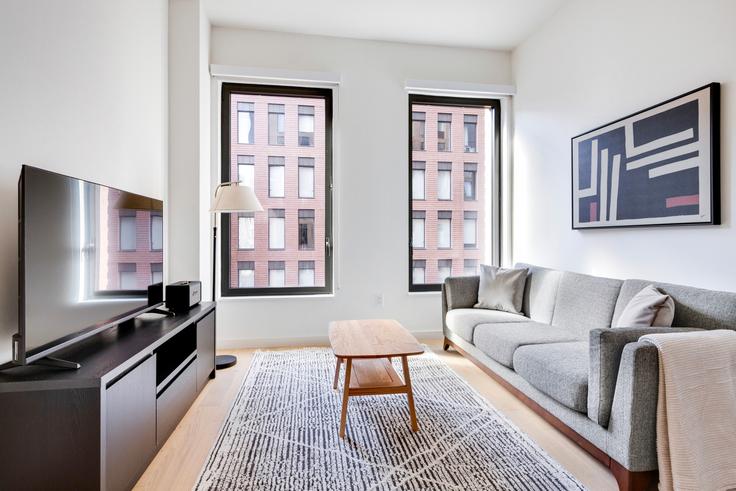 Elegante sala de estar con mobiliario moderno en un apartamento en Ruby Chelsea en Manhattan, New York