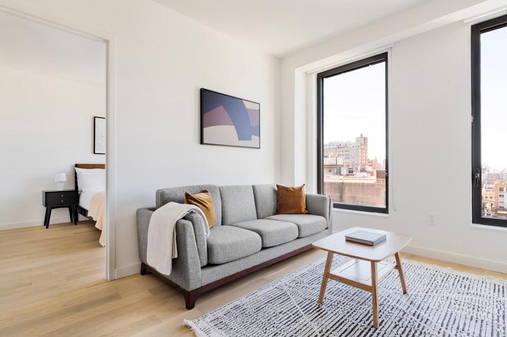 Manhattan, New York 소재 Ruby Chelsea 유닛에 마련된, 현대적인 가구로 꾸며진 우아한 디자인의 거실