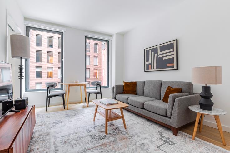 Manhattan, New York 소재 Ruby Chelsea 유닛에 마련된, 현대적인 가구로 꾸며진 우아한 디자인의 거실