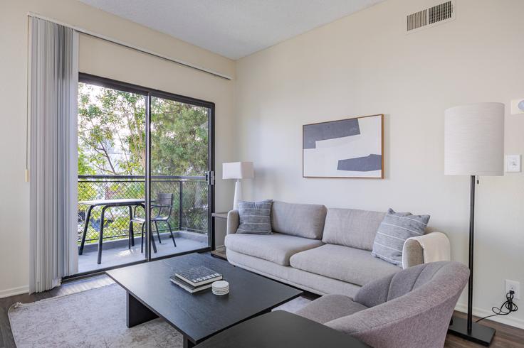 Los Angeles, Los Angeles에 위치한 747 Gayley Ave. 아파트의 세련된 인테리어가 돋보이는 거실