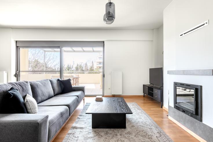 Sala de estar elegantemente projetada com móveis modernos em um apartamento no Amarisias Artemidos III em North Athens, Athens Sala de estar elegantemente projetada com móveis modernos em um apartamento no Amarisias Artemidos III em North Athens, Athens