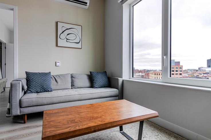 Inspire West Town adresindeki bir dairede modern mobilyalarla zarif bir şekilde tasarlanmış oturma odası Chicago, Chicago