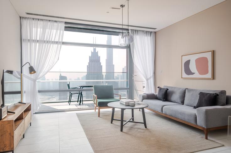 Elegant gestaltetes Wohnzimmer mit moderner Einrichtung in einer Wohnung im Index Tower in Trade Center, Dubai