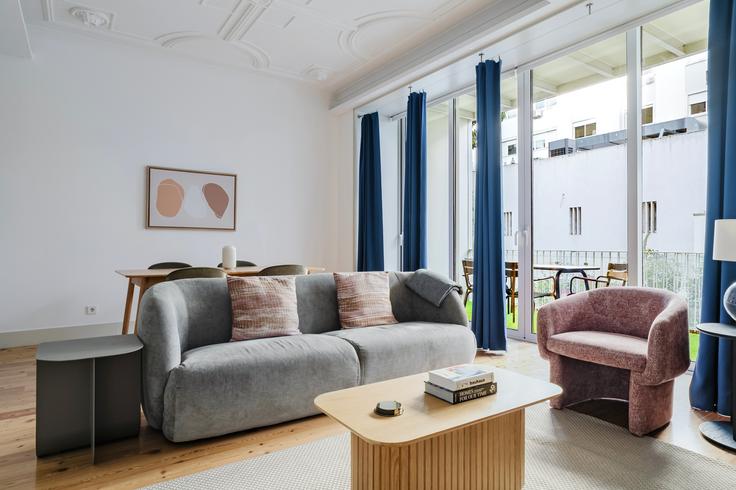 Elegante sala de estar con mobiliario moderno en un apartamento en Luciano Cordeiro 92 en Santo António, Lisbon Elegante sala de estar con mobiliario moderno en un apartamento en Luciano Cordeiro 92 en Santo António, Lisbon