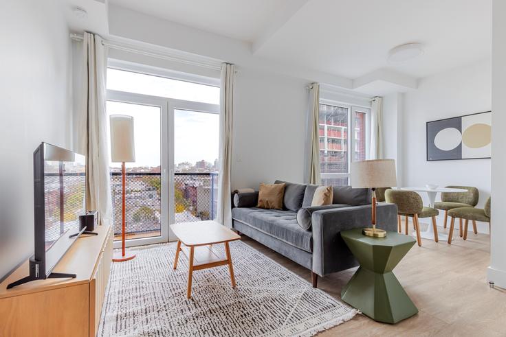 Brooklyn, New York에 위치한 82 Fourth Avenue 아파트의 세련된 인테리어가 돋보이는 거실 Brooklyn, New York에 위치한 82 Fourth Avenue 아파트의 세련된 인테리어가 돋보이는 거실