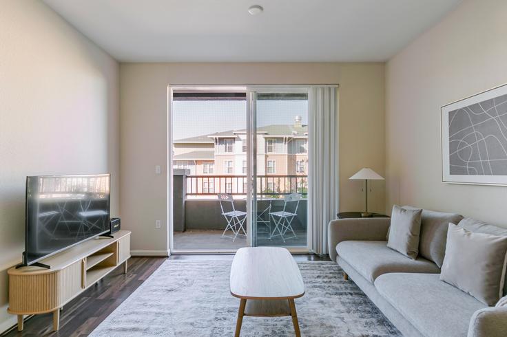 Avalon san bruno adresindeki bir dairede modern mobilyalarla zarif bir şekilde tasarlanmış oturma odası San Bruno, San Bruno