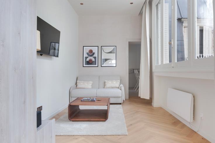 Elegant gestaltetes Wohnzimmer mit moderner Einrichtung in einer Wohnung im Boissière 20 in 16th arrondissement, Paris Elegant gestaltetes Wohnzimmer mit moderner Einrichtung in einer Wohnung im Boissière 20 in 16th arrondissement, Paris