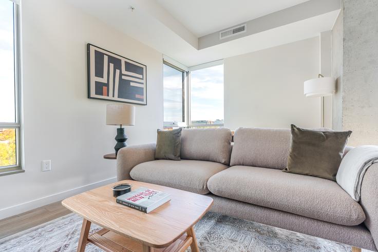 Washington WashingtonのArtlineのアパートメントにある、モダンな家具を備えたエレガントなデザインのリビングルーム