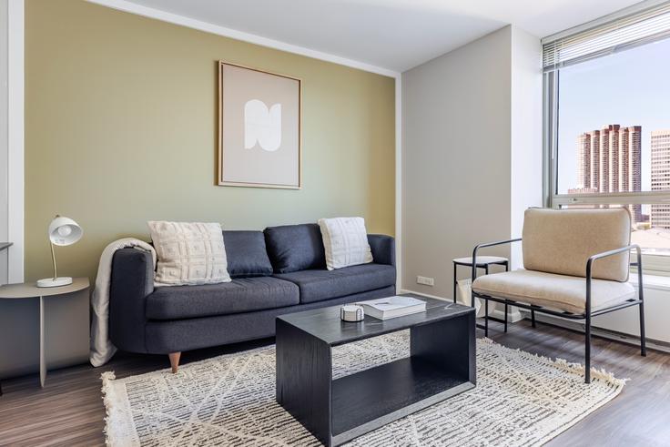 3450 N. Lake Shore Dr. adresindeki bir dairede modern mobilyalarla zarif bir şekilde tasarlanmış oturma odası Chicago, Chicago