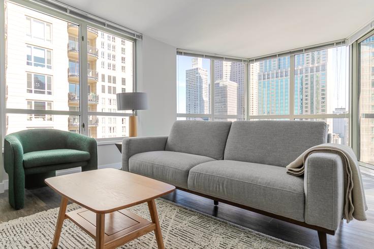 Chicago, Chicago에 위치한 One East Delaware 유닛의 세련된 인테리어가 돋보이는 거실