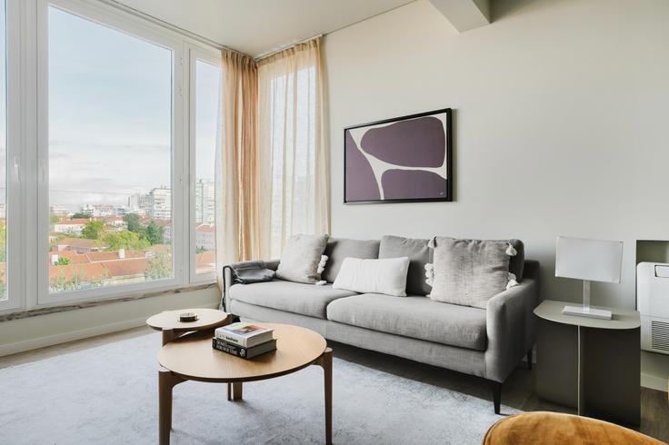 Elegante sala de estar con mobiliario moderno en un apartamento en Campo Grande 30 en Alvalade, Lisbon Elegante sala de estar con mobiliario moderno en un apartamento en Campo Grande 30 en Alvalade, Lisbon