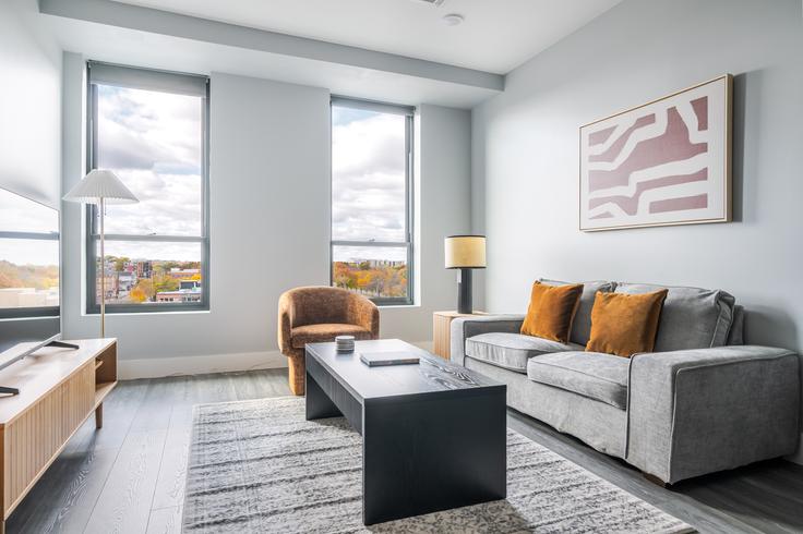 365 Western adresindeki bir dairede modern mobilyalarla zarif bir şekilde tasarlanmış oturma odası Boston, Boston 365 Western adresindeki bir dairede modern mobilyalarla zarif bir şekilde tasarlanmış oturma odası Boston, Boston