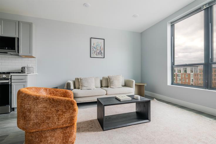 365 Western adresindeki bir dairede modern mobilyalarla zarif bir şekilde tasarlanmış oturma odası Boston, Boston 365 Western adresindeki bir dairede modern mobilyalarla zarif bir şekilde tasarlanmış oturma odası Boston, Boston