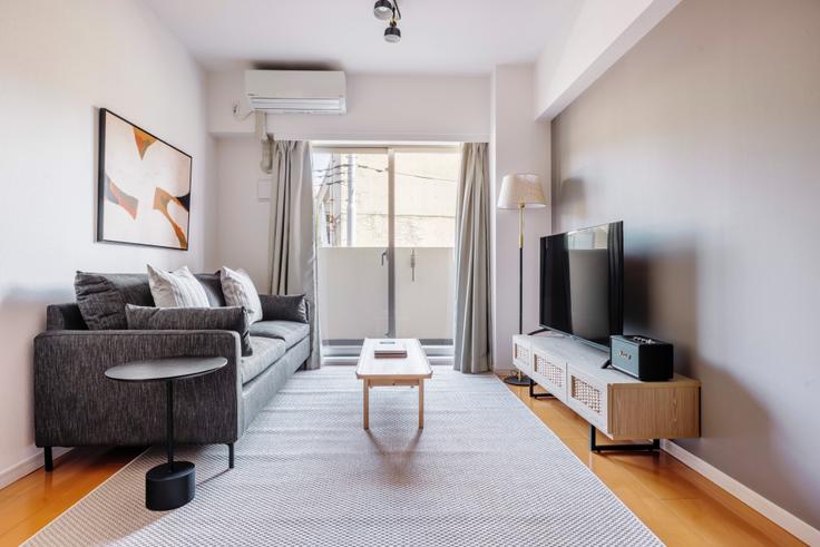 Shinagawa City, Tokyo에 위치한 La Sante Gotanda 아파트의 세련된 인테리어가 돋보이는 거실