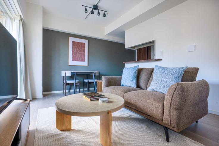 Shinagawa City, Tokyo에 위치한 La Sante Gotanda 아파트의 세련된 인테리어가 돋보이는 거실