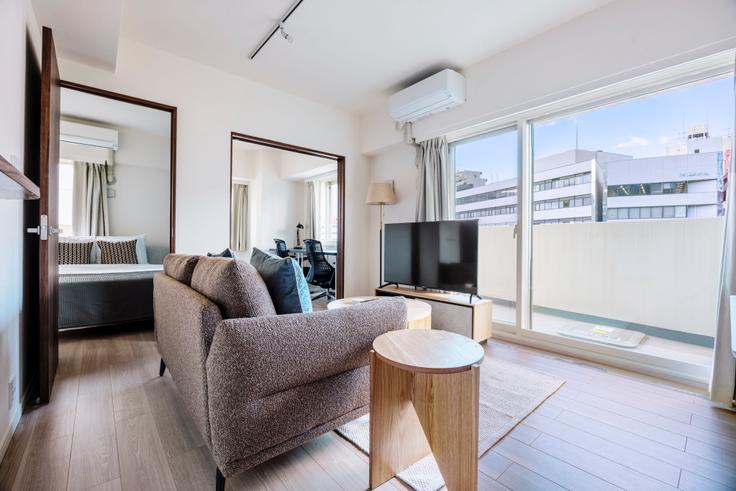 Salle de séjour élégante avec mobilier moderne dans un appartement à La Sante Gotanda à Shinagawa City, Tokyo Salle de séjour élégante avec mobilier moderne dans un appartement à La Sante Gotanda à Shinagawa City, Tokyo