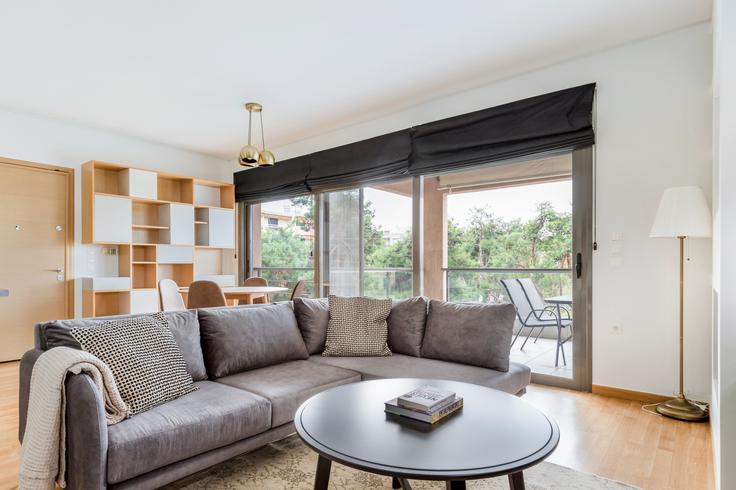 Anastaseos 19, Cholargos adresindeki bir dairede modern mobilyalarla zarif bir şekilde tasarlanmış oturma odası North Athens, Athens Anastaseos 19, Cholargos adresindeki bir dairede modern mobilyalarla zarif bir şekilde tasarlanmış oturma odası North Athens, Athens