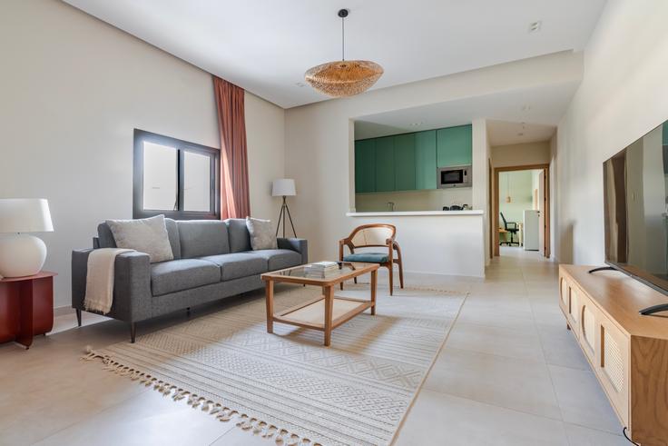 Elegante sala de estar con mobiliario moderno en un apartamento en 3125, AL mohammdyah en Riyadh, Riyadh