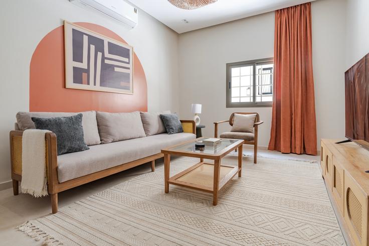 Sala de estar elegantemente projetada com móveis modernos em um apartamento no 3125, AL mohammdyah em Riyadh, Riyadh