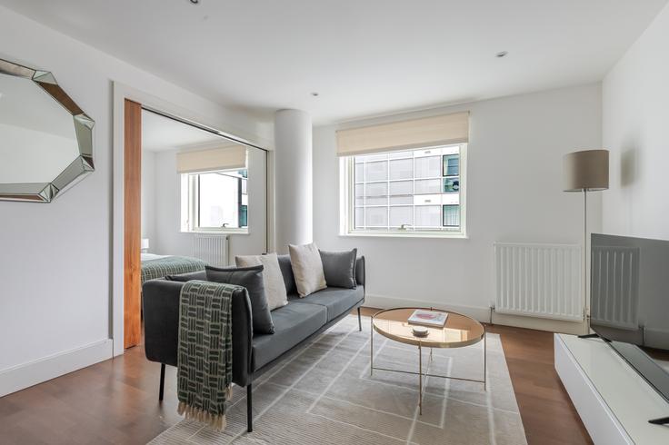 Sala de estar elegantemente projetada com móveis modernos em um apartamento no Crawford Building em London Borough of Tower Hamlets, London Sala de estar elegantemente projetada com móveis modernos em um apartamento no Crawford Building em London Borough of Tower Hamlets, London