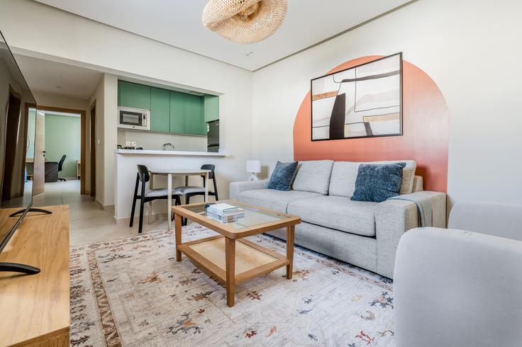 Elegante sala de estar con mobiliario moderno en un apartamento en 3125, AL mohammdyah en Riyadh, Riyadh