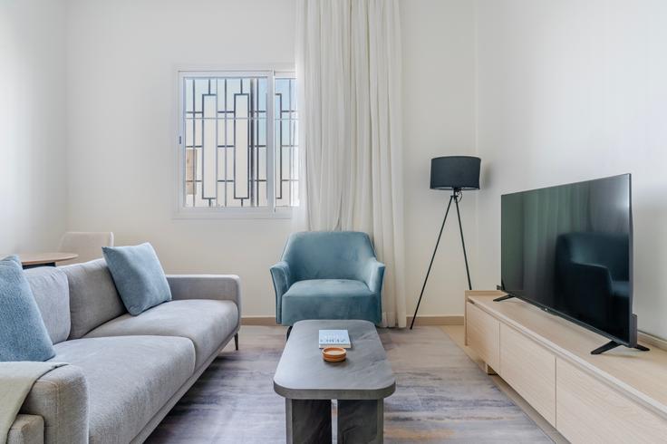 Riyadh RiyadhのKease Qurtubahのアパートメントにある、モダンな家具を備えたエレガントなデザインのリビングルーム Riyadh RiyadhのKease Qurtubahのアパートメントにある、モダンな家具を備えたエレガントなデザインのリビングルーム