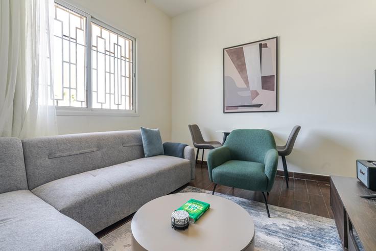 Riyadh RiyadhのKease Qurtubahのアパートメントにある、モダンな家具を備えたエレガントなデザインのリビングルーム Riyadh RiyadhのKease Qurtubahのアパートメントにある、モダンな家具を備えたエレガントなデザインのリビングルーム