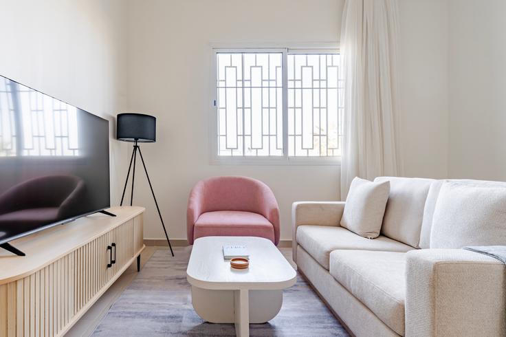 Riyadh RiyadhのKease Qurtubahのアパートメントにある、モダンな家具を備えたエレガントなデザインのリビングルーム Riyadh RiyadhのKease Qurtubahのアパートメントにある、モダンな家具を備えたエレガントなデザインのリビングルーム