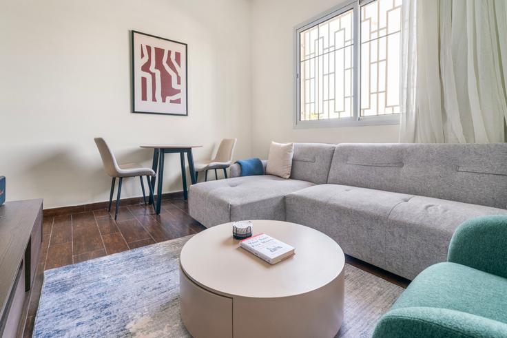 Elegant gestaltetes Wohnzimmer mit moderner Einrichtung in einer Wohnung im Kease Qurtubah in Riyadh, Riyadh Elegant gestaltetes Wohnzimmer mit moderner Einrichtung in einer Wohnung im Kease Qurtubah in Riyadh, Riyadh