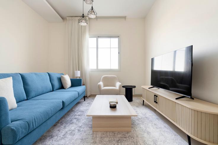 Salle de séjour élégante avec mobilier moderne dans un appartement à Kease Qurtubah à Riyadh, Riyadh