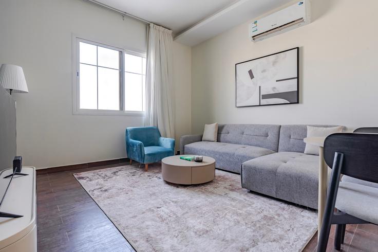 Elegante sala de estar con mobiliario moderno en un apartamento en Kease Qurtubah en Riyadh, Riyadh Elegante sala de estar con mobiliario moderno en un apartamento en Kease Qurtubah en Riyadh, Riyadh