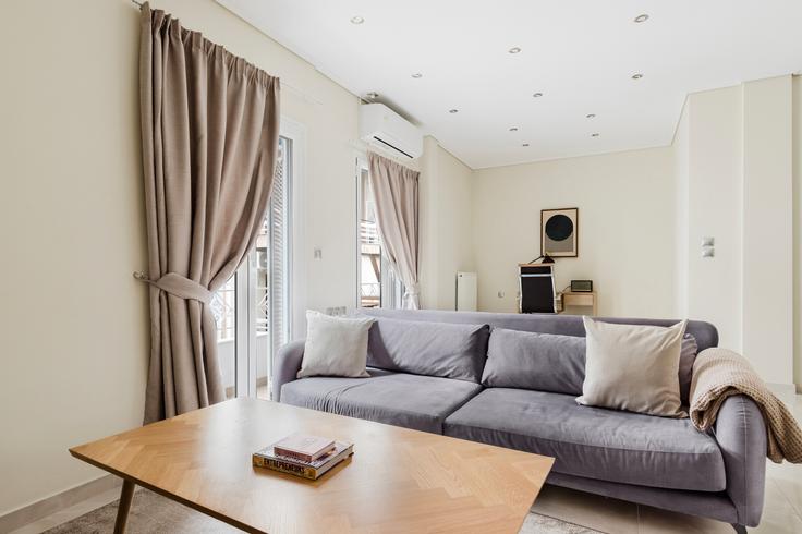 Salle de séjour élégante avec mobilier moderne dans un appartement à Aulidos 33 Athens à Central Athens, Athens Salle de séjour élégante avec mobilier moderne dans un appartement à Aulidos 33 Athens à Central Athens, Athens