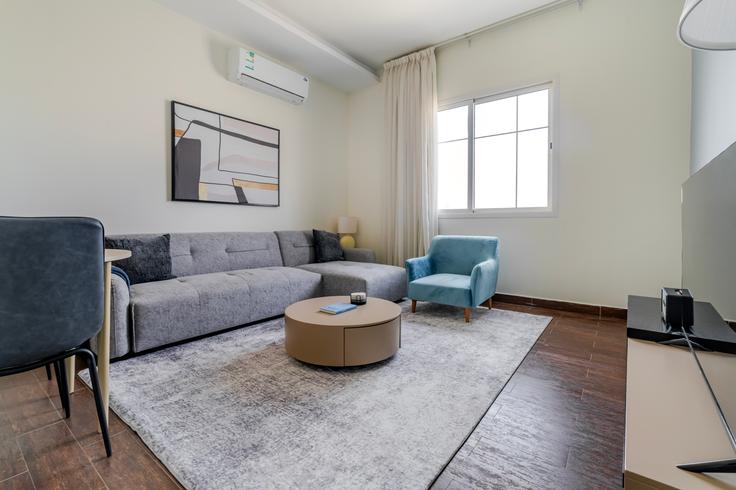 Elegante sala de estar con mobiliario moderno en un apartamento en Kease Qurtubah en Riyadh, Riyadh Elegante sala de estar con mobiliario moderno en un apartamento en Kease Qurtubah en Riyadh, Riyadh