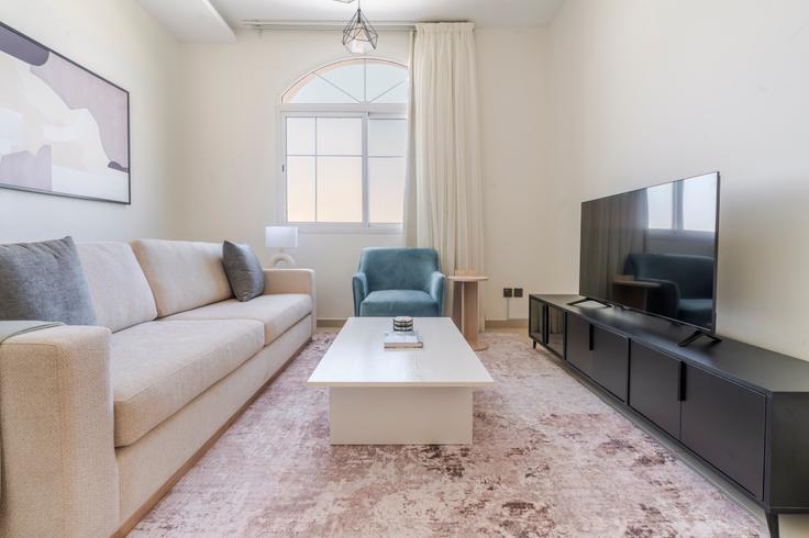 Elegant gestaltetes Wohnzimmer mit moderner Einrichtung in einer Wohnung im Kease Qurtubah in Riyadh, Riyadh