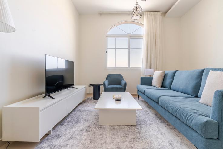 Elegant gestaltetes Wohnzimmer mit moderner Einrichtung in einer Wohnung im Kease Qurtubah in Riyadh, Riyadh