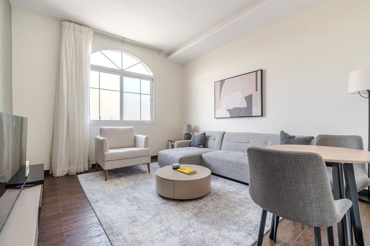 Sala de estar elegantemente projetada com móveis modernos em um apartamento no Kease Qurtubah em Riyadh, Riyadh Sala de estar elegantemente projetada com móveis modernos em um apartamento no Kease Qurtubah em Riyadh, Riyadh