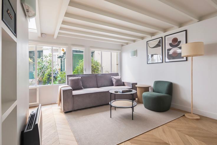 6th arrondissement, Paris 소재 Bld Saint Michel 50 유닛에 마련된, 현대적인 가구로 꾸며진 우아한 디자인의 거실 6th arrondissement, Paris 소재 Bld Saint Michel 50 유닛에 마련된, 현대적인 가구로 꾸며진 우아한 디자인의 거실