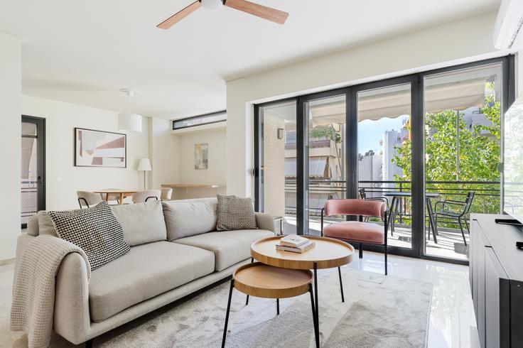 Sala de estar elegantemente projetada com móveis modernos em um apartamento no Tsouderou 3 em South Athens, Athens