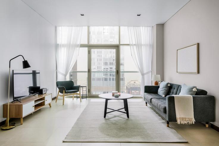 Trade Center, Dubai에 위치한 Liberty House 아파트의 세련된 인테리어가 돋보이는 거실 Trade Center, Dubai에 위치한 Liberty House 아파트의 세련된 인테리어가 돋보이는 거실