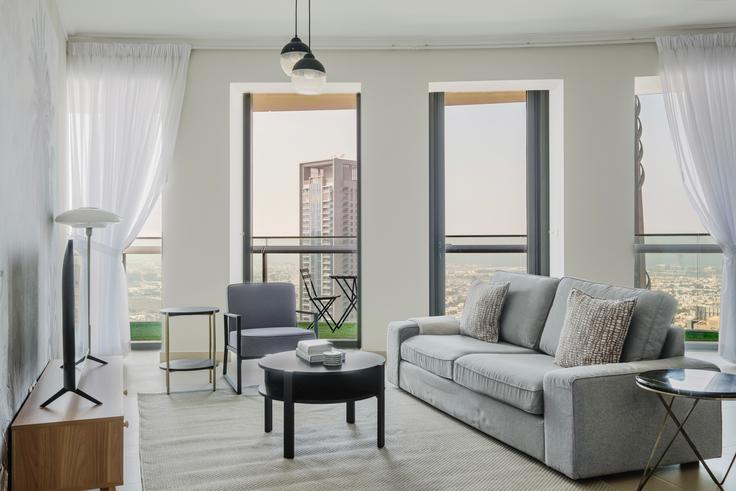 Sala de estar elegantemente projetada com móveis modernos em um apartamento no Burj vista em Downtown Dubai, Dubai Sala de estar elegantemente projetada com móveis modernos em um apartamento no Burj vista em Downtown Dubai, Dubai