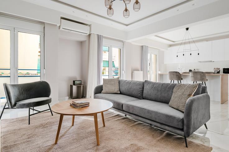 Athens Central AthensのVelestinou 21 Athensのアパートメントにある、モダンな家具を備えたエレガントなデザインのリビングルーム