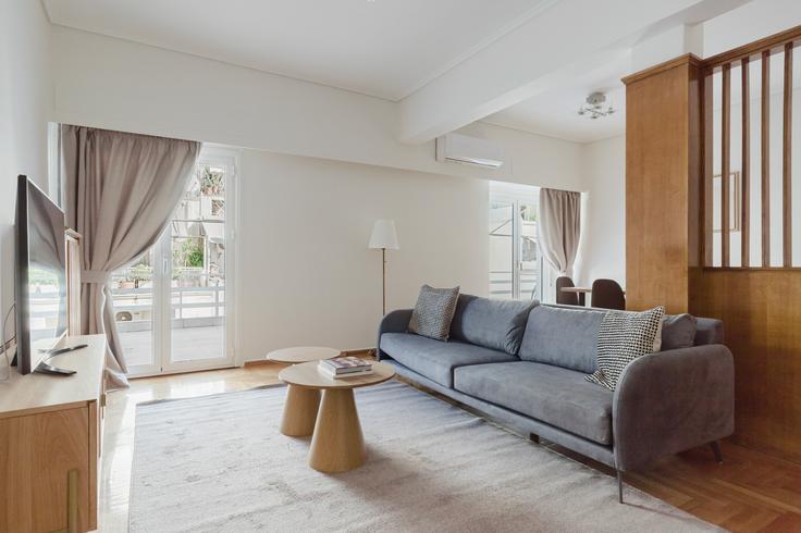 Central Athens, Athens에 위치한 Chatzikosta 11, Athina 아파트의 세련된 인테리어가 돋보이는 거실 Central Athens, Athens에 위치한 Chatzikosta 11, Athina 아파트의 세련된 인테리어가 돋보이는 거실